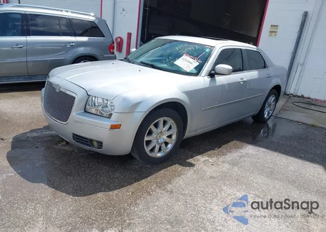 2009 Chrysler 300 Touring/Signature Series/Executive Series из США, поврежденный, VIN 2C3LA53V39H529471